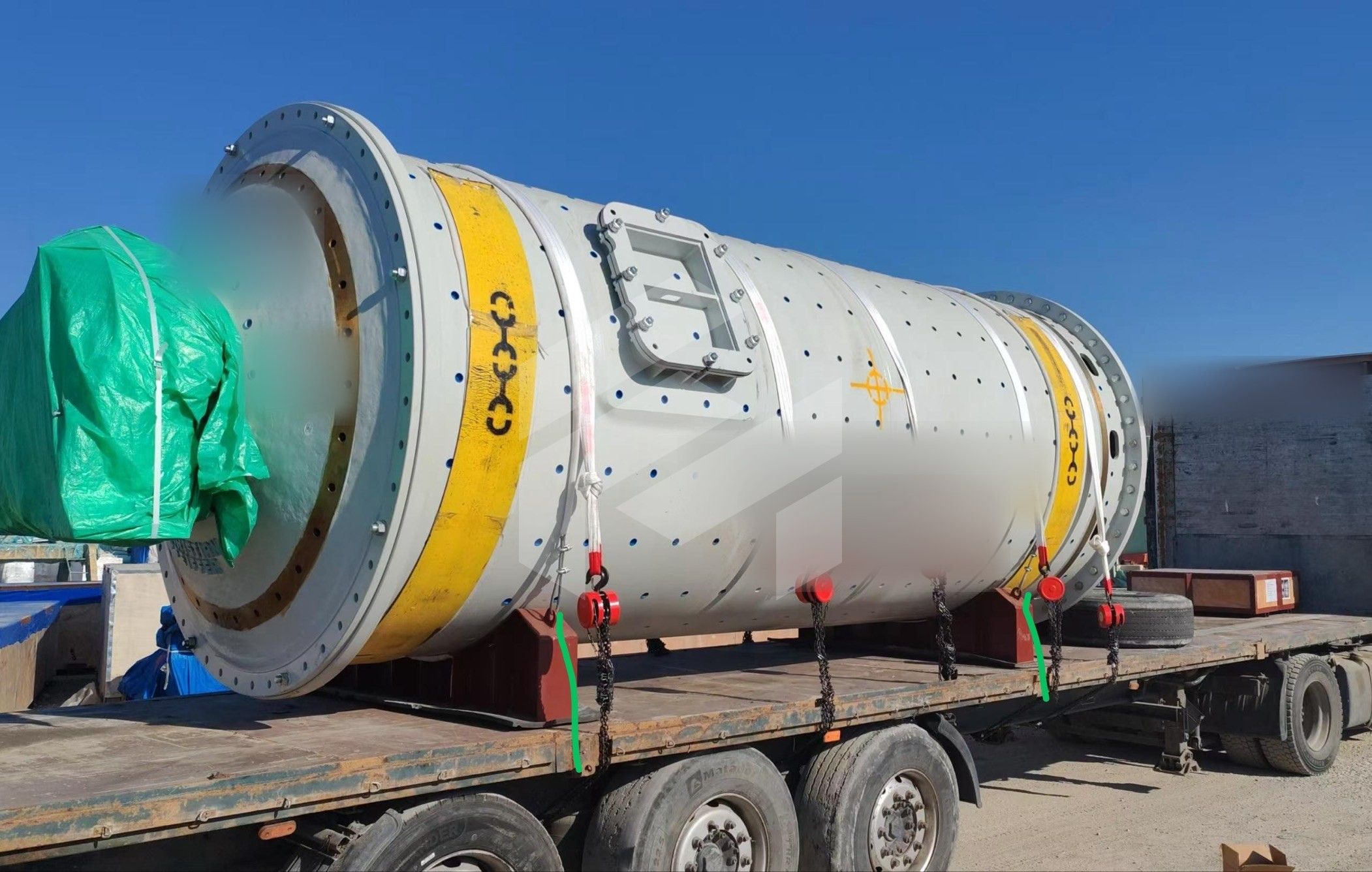 The 18 t mill shell on a flatbed trailer